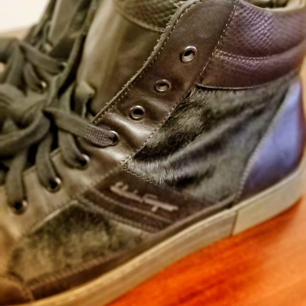 Men tie up high top shoe